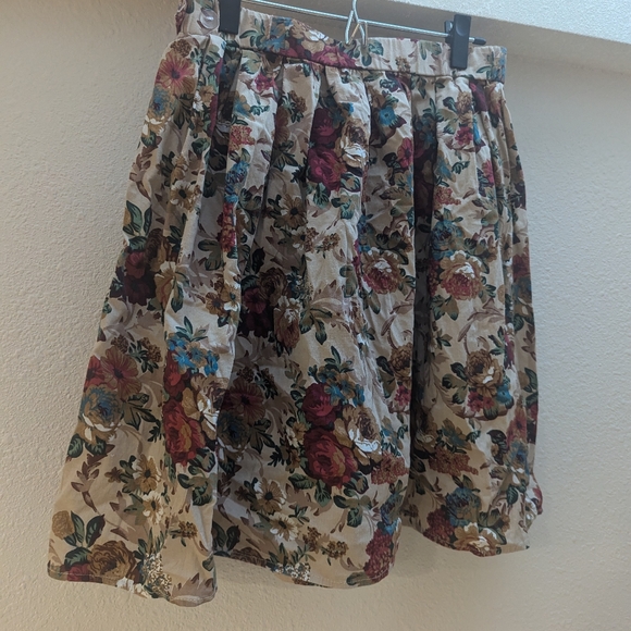 Golden Floral Knee-Length Skirt with Pockets - Picture 2 of 3